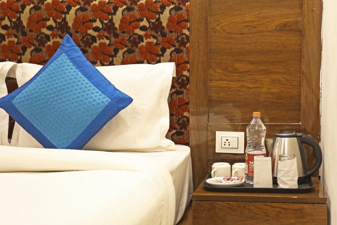Hotel Emblem Suites Neu-Delhi Exterior foto