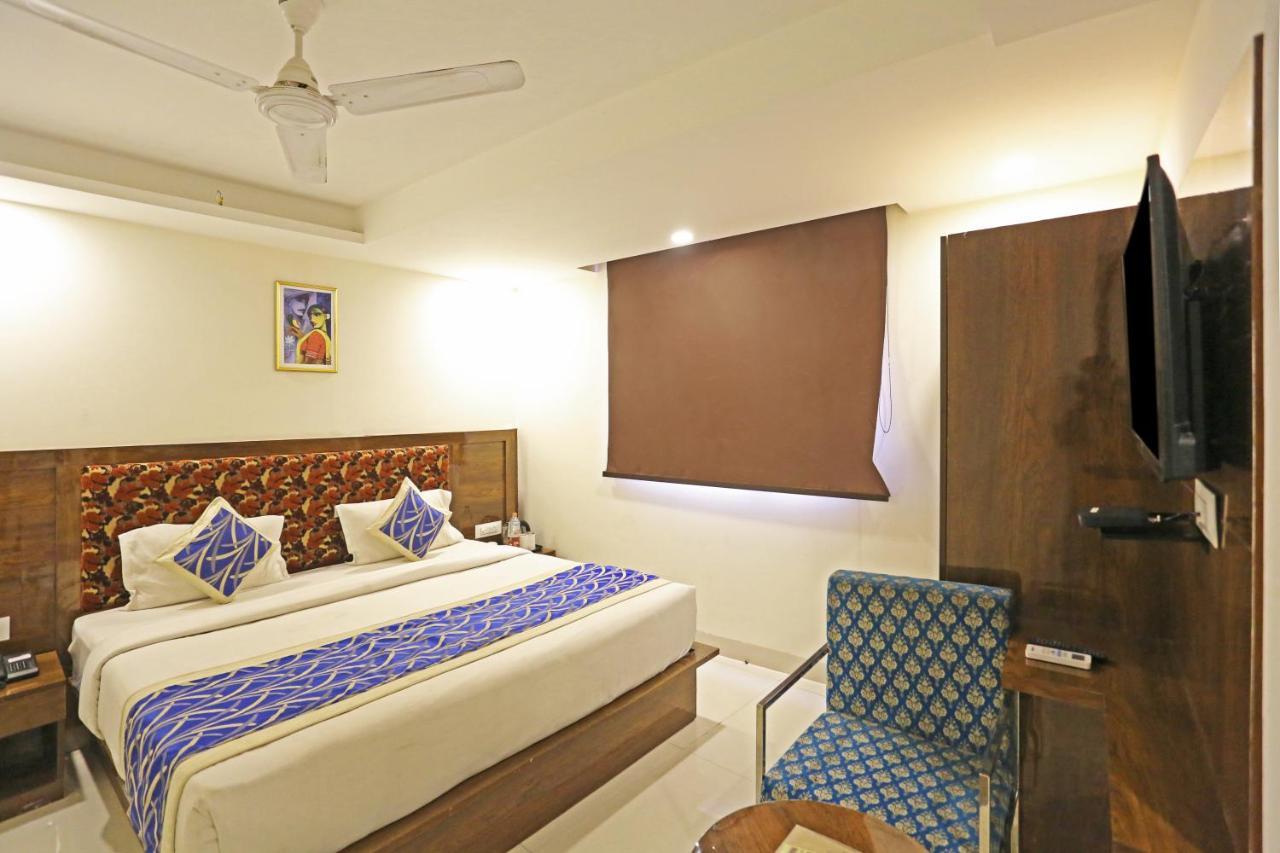 Hotel Emblem Suites Neu-Delhi Exterior foto