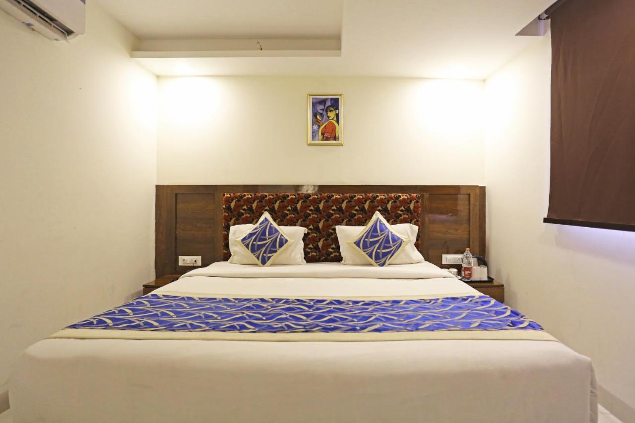 Hotel Emblem Suites Neu-Delhi Exterior foto