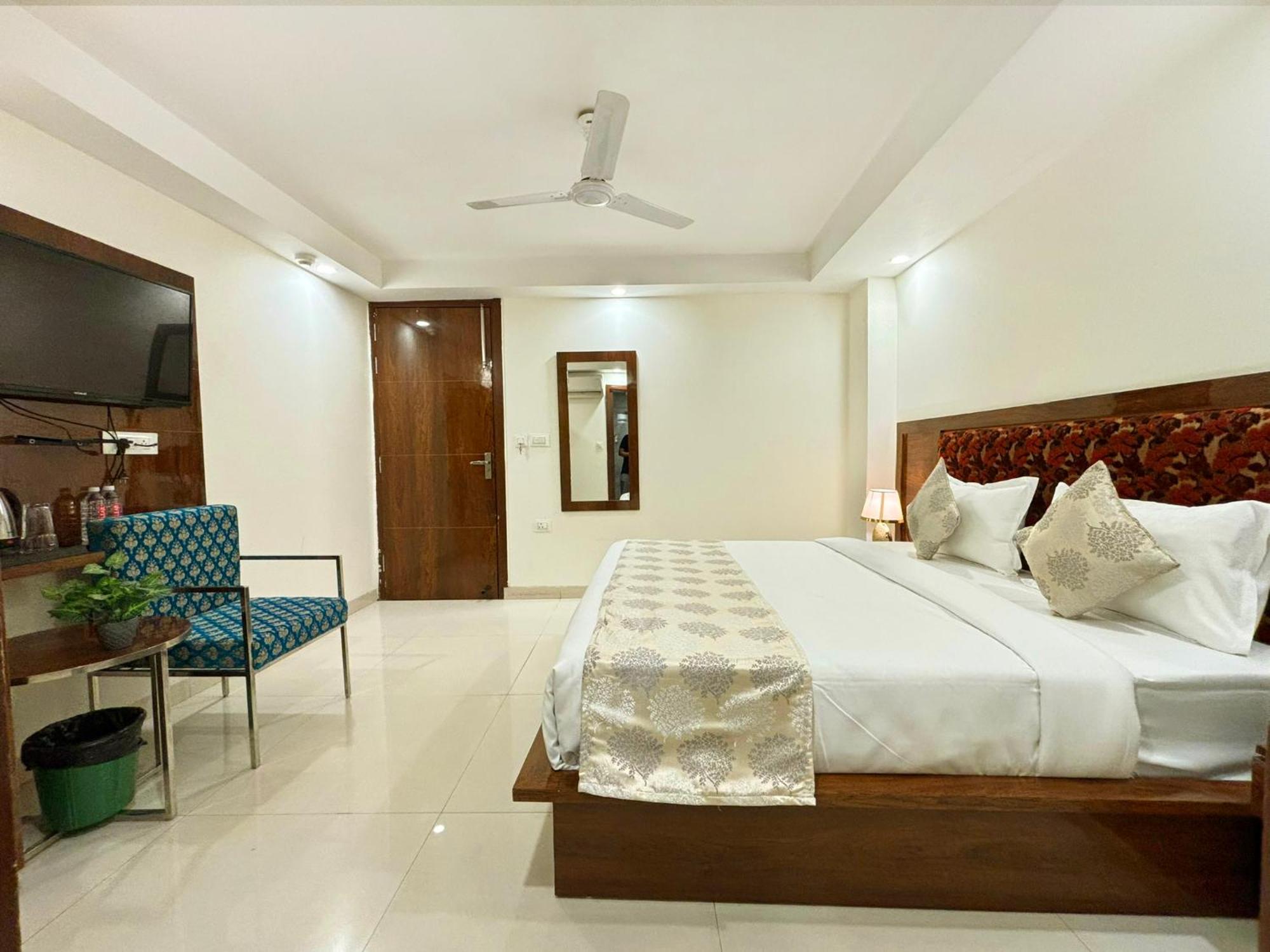 Hotel Emblem Suites Neu-Delhi Exterior foto