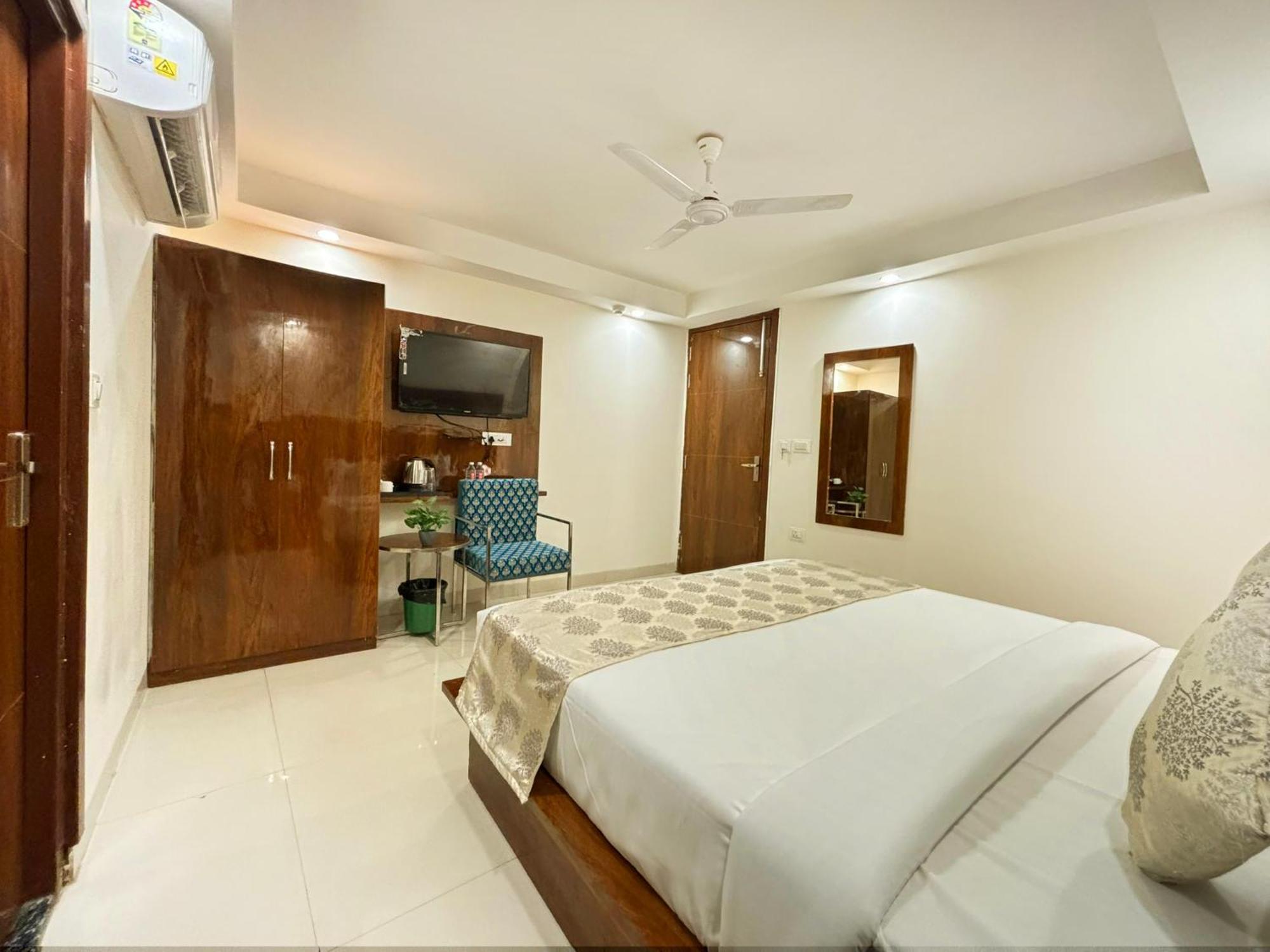 Hotel Emblem Suites Neu-Delhi Exterior foto