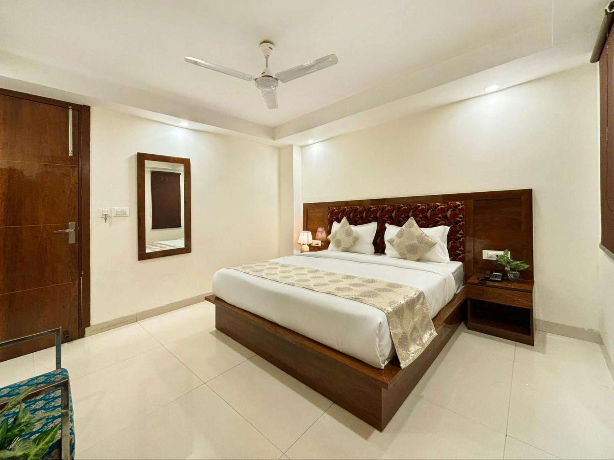 Hotel Emblem Suites Neu-Delhi Exterior foto