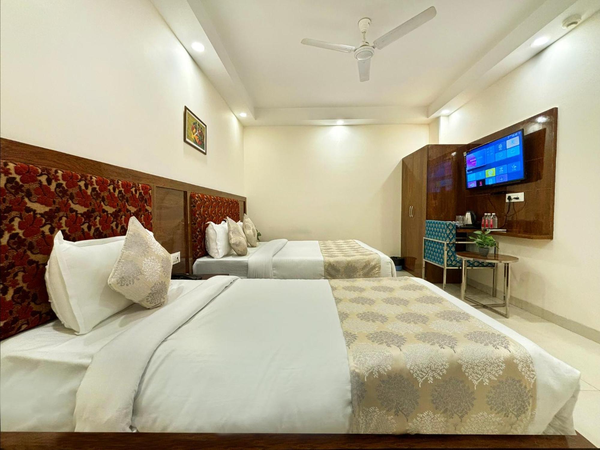 Hotel Emblem Suites Neu-Delhi Exterior foto