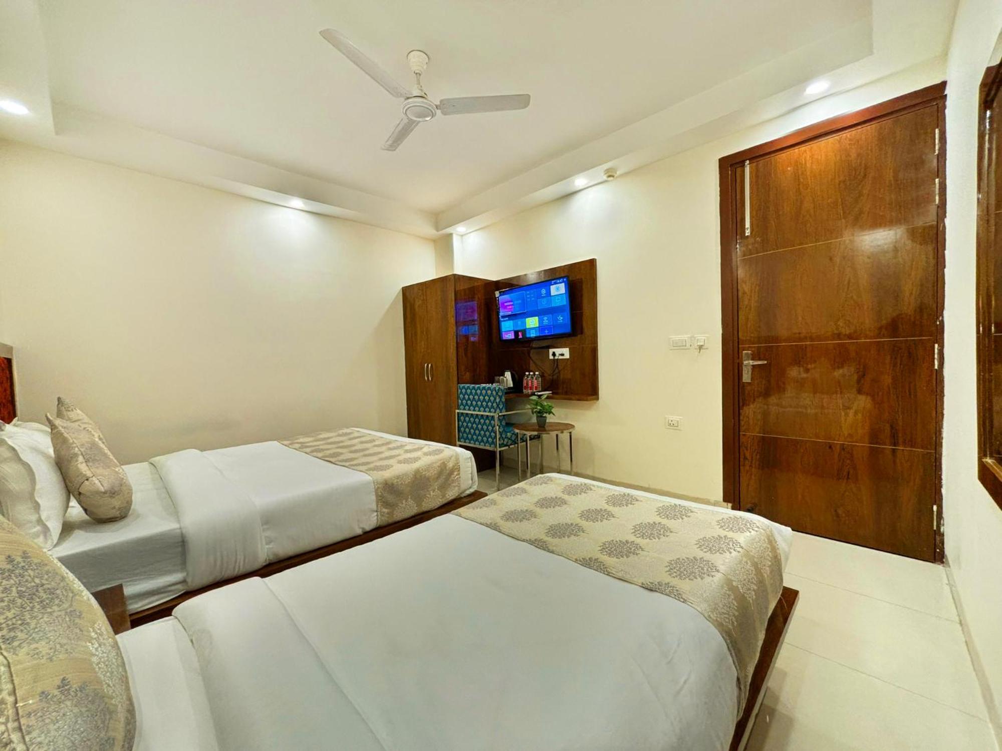 Hotel Emblem Suites Neu-Delhi Exterior foto