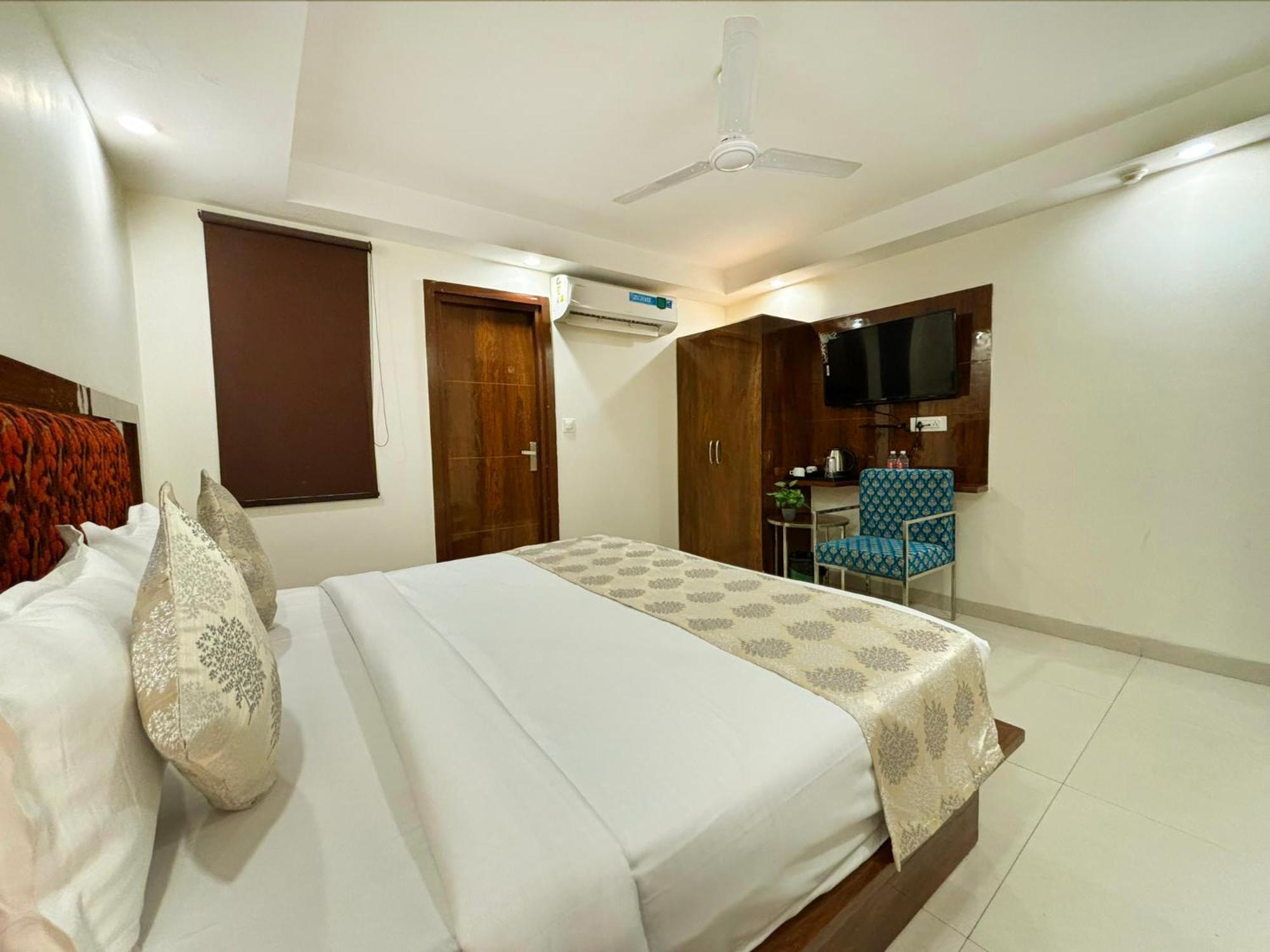 Hotel Emblem Suites Neu-Delhi Exterior foto