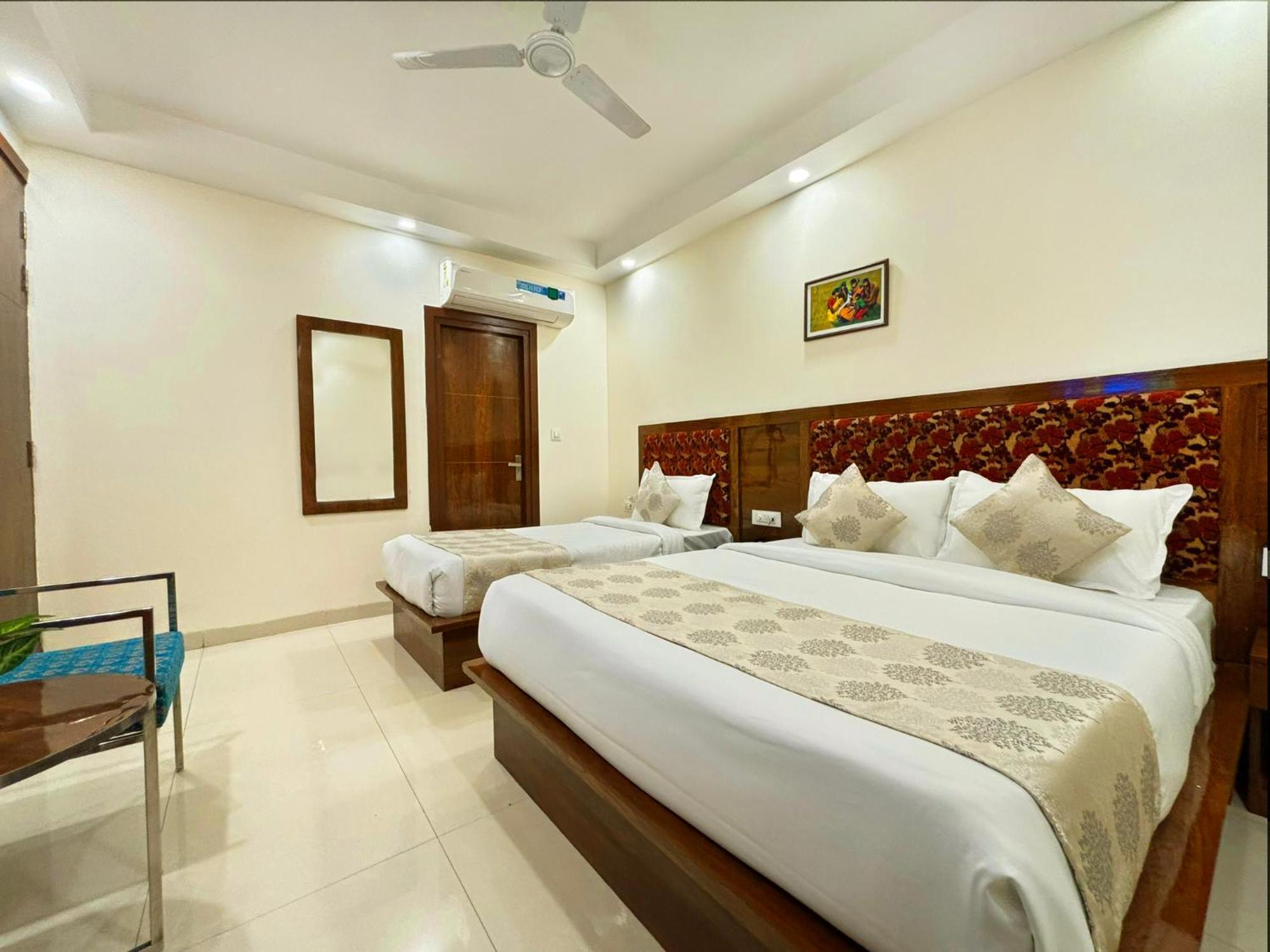 Hotel Emblem Suites Neu-Delhi Exterior foto