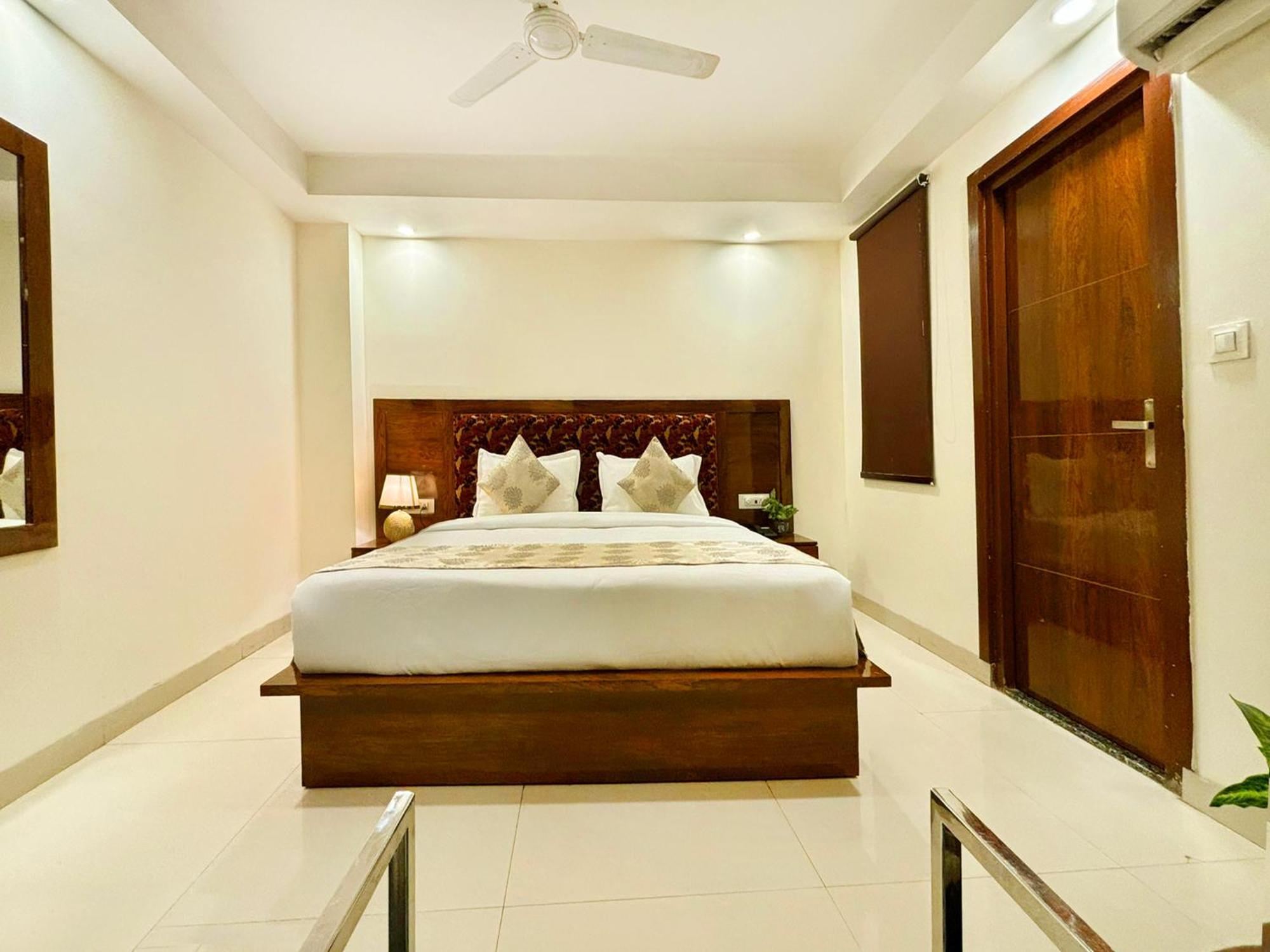 Hotel Emblem Suites Neu-Delhi Exterior foto