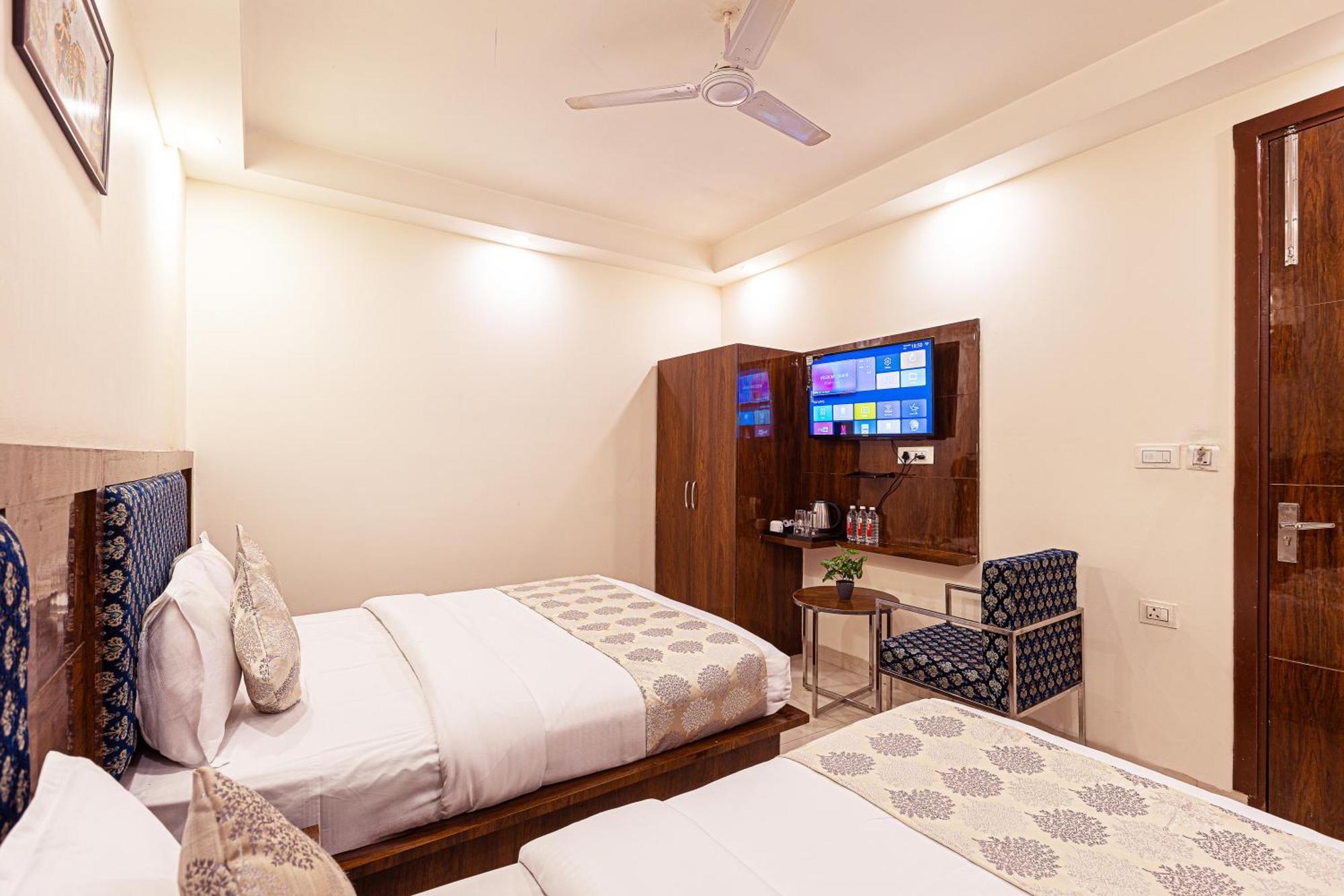 Hotel Emblem Suites Neu-Delhi Exterior foto