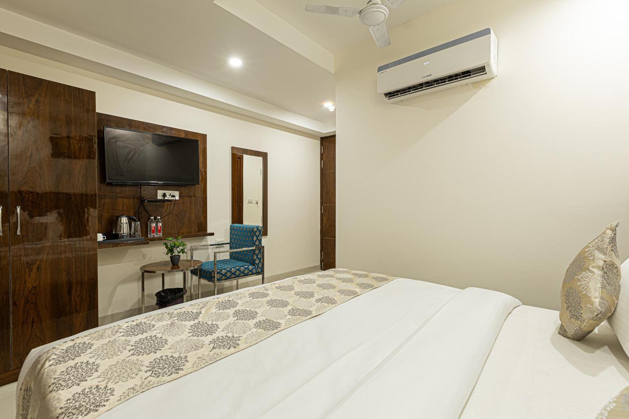 Hotel Emblem Suites Neu-Delhi Exterior foto