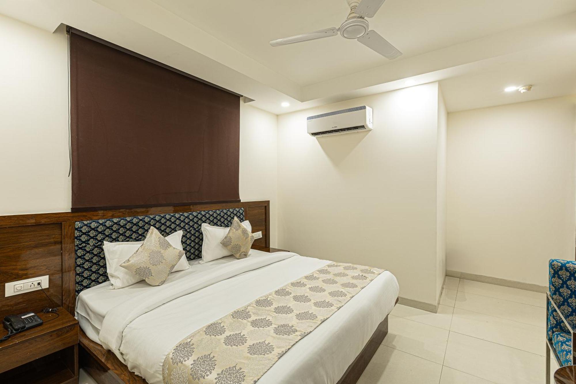 Hotel Emblem Suites Neu-Delhi Exterior foto