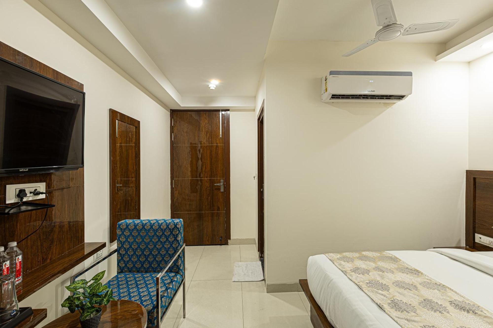 Hotel Emblem Suites Neu-Delhi Exterior foto