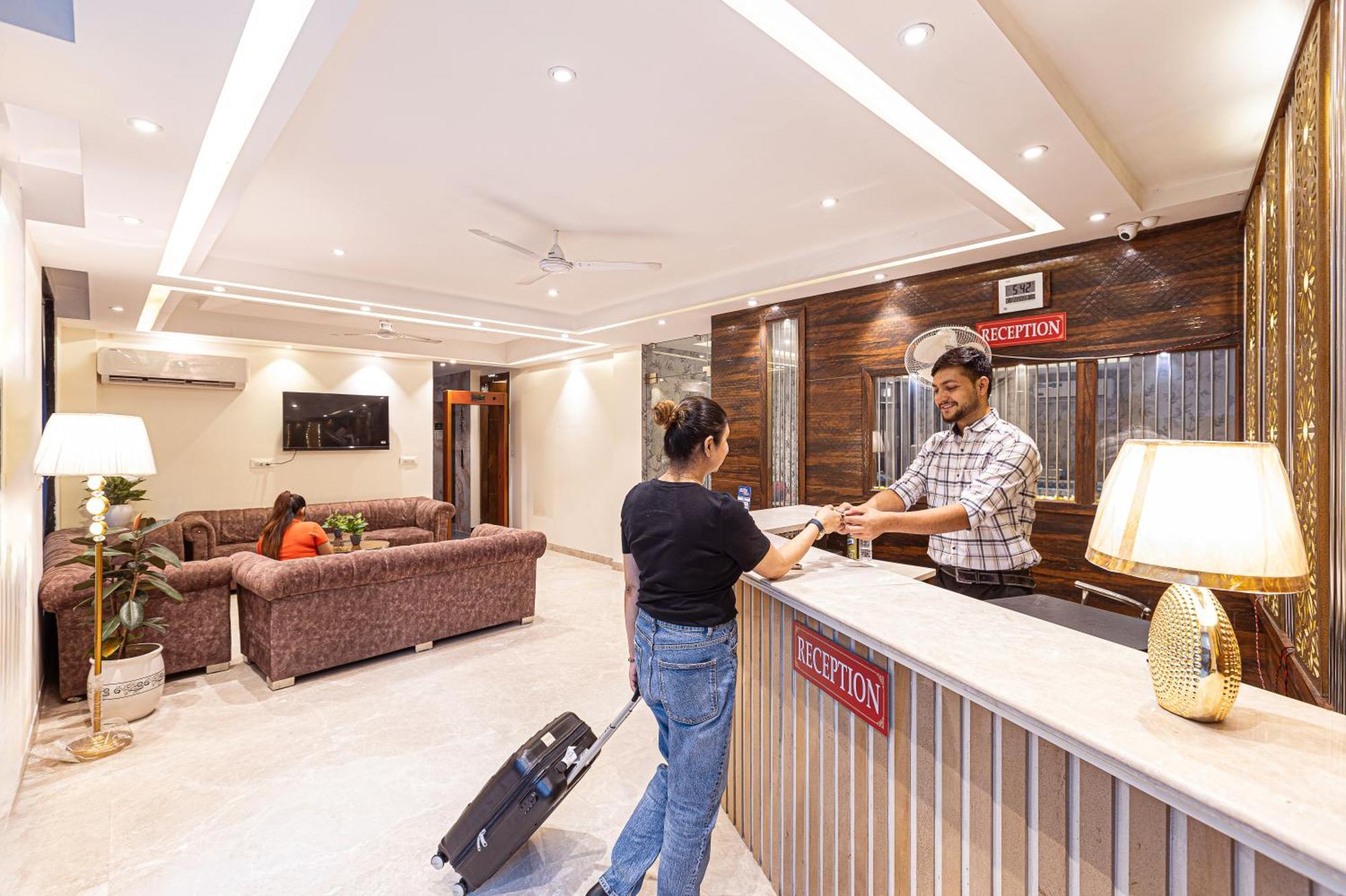 Hotel Emblem Suites Neu-Delhi Exterior foto