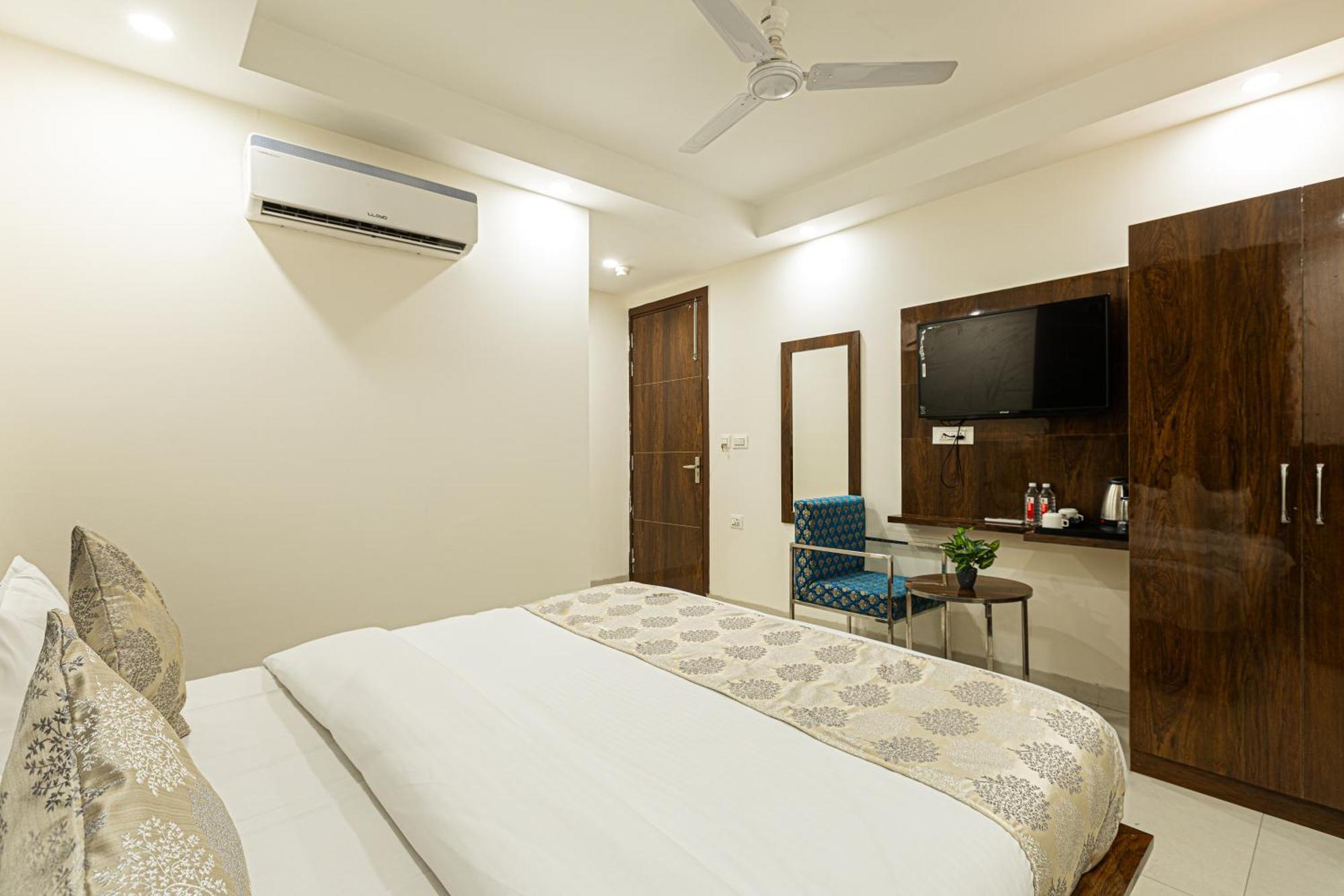 Hotel Emblem Suites Neu-Delhi Exterior foto