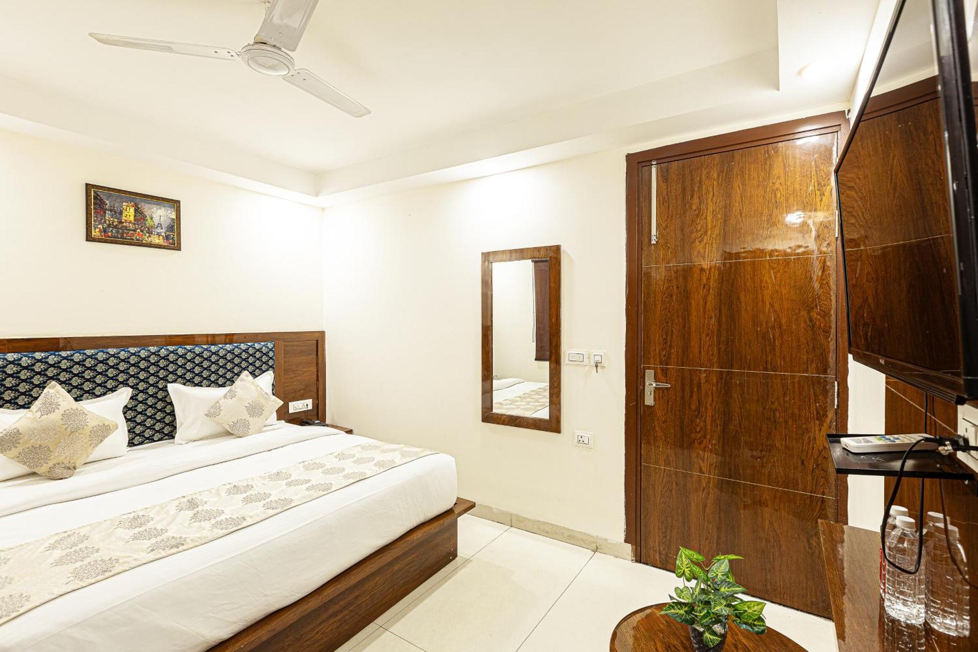 Hotel Emblem Suites Neu-Delhi Exterior foto