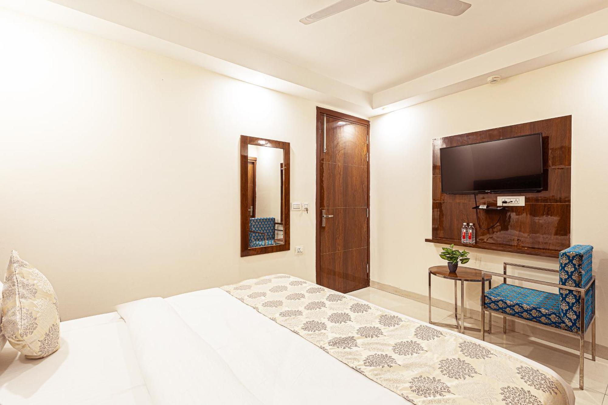 Hotel Emblem Suites Neu-Delhi Exterior foto