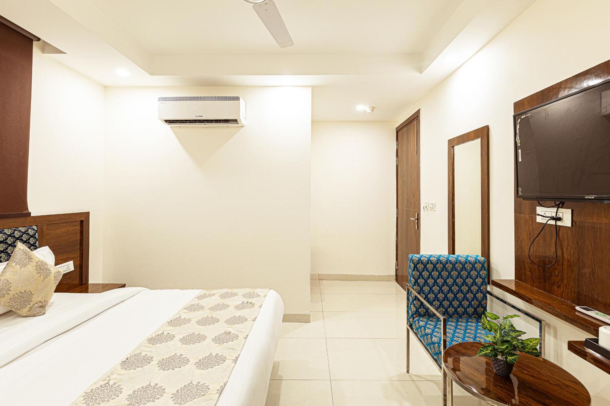 Hotel Emblem Suites Neu-Delhi Exterior foto