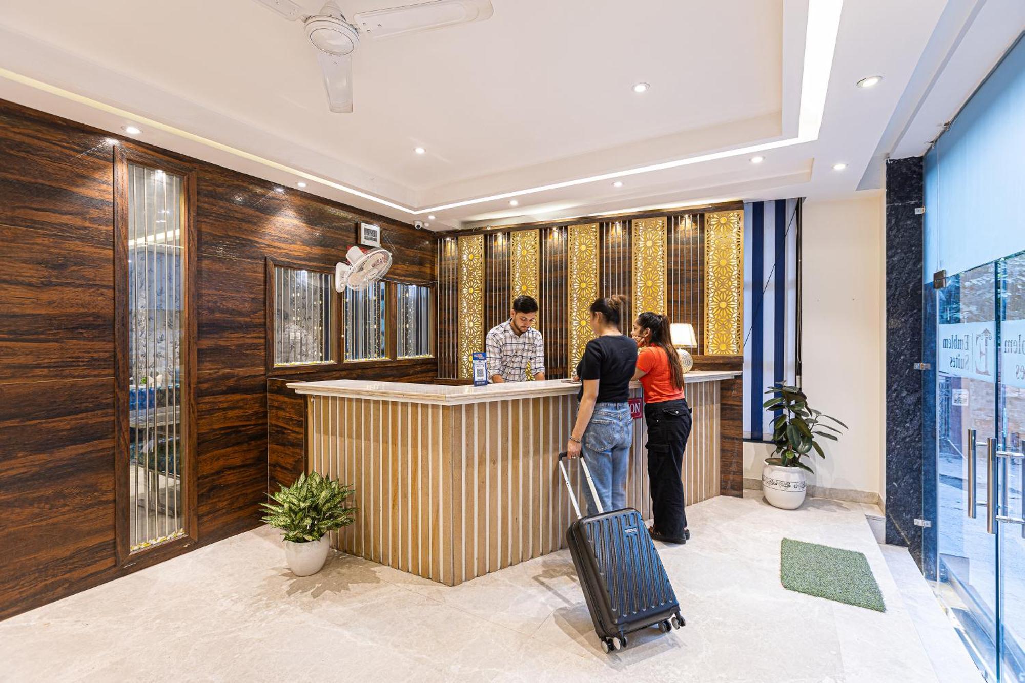 Hotel Emblem Suites Neu-Delhi Exterior foto