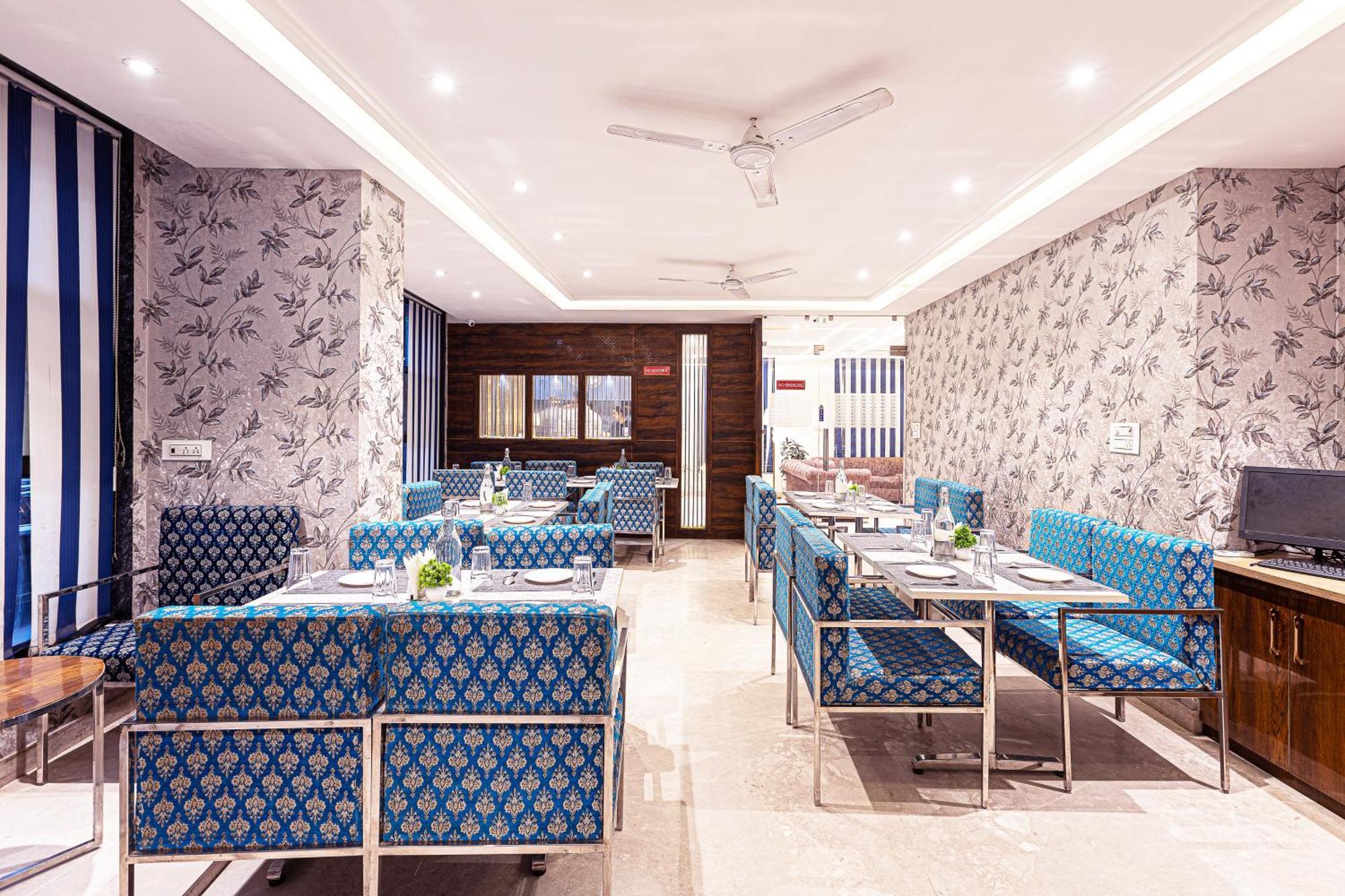 Hotel Emblem Suites Neu-Delhi Exterior foto